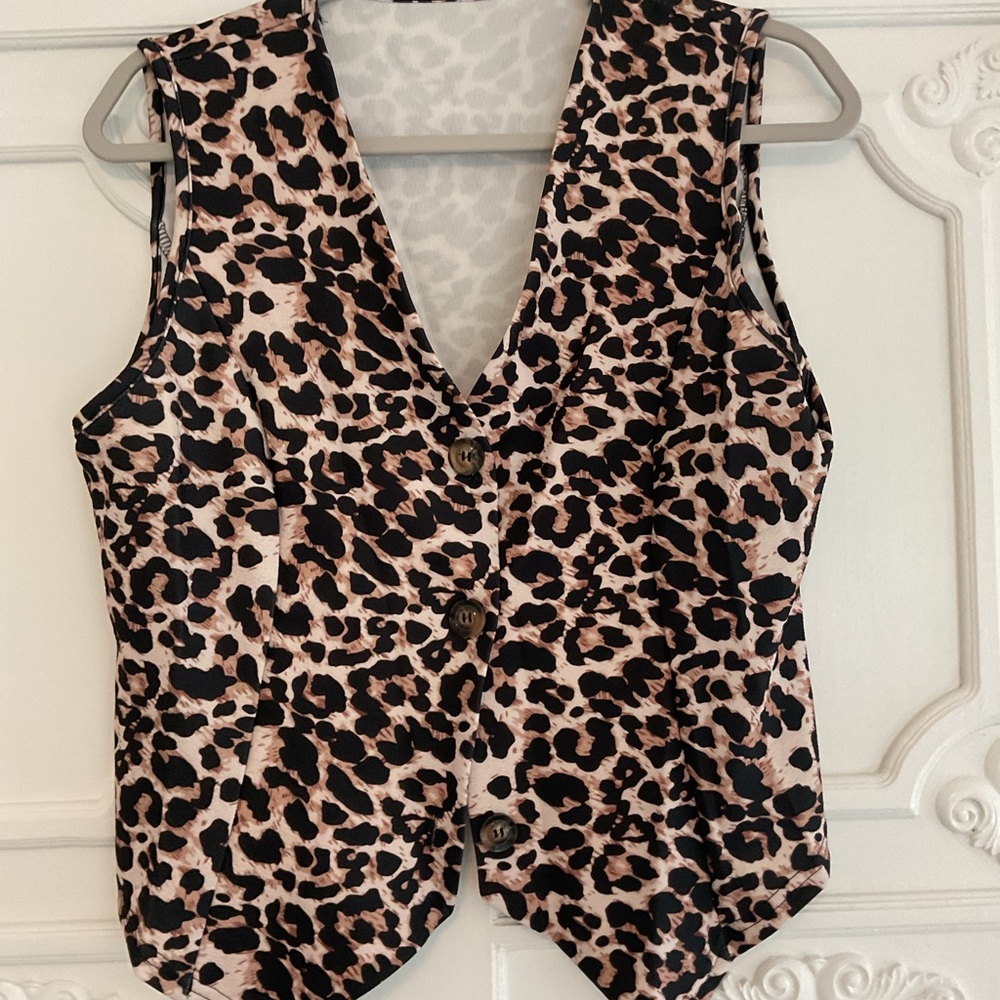 Leopard Print Sleeveless Vest with 3 buttons Top size large